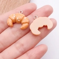 Realistische hars croissant brood hanger met zilveren oogje voor DIY-sieraden - Croissant (24640) / 1 Stuk (19x22x6mm) / Geel