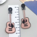 Colgante de guitarra en esmalte rosa con nombre personalizable y contornos de plata - Guitarra de Música Impresa a Doble Cara Rosa (24043)