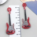 Colgante de guitarra vintage roja en acrílico para collares y llaveros DIY de unos 4,5cm - Guitarra de Música Impresa a Doble Cara Roja (24044)