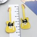Colgante de guitarra retro en acrílico amarillo para collares o llaveros originales - Guitarra de Música Impresa a Doble Cara Amarilla (24045)