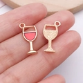 Goldene Weinanhänger mit roter Emaille und strukturierter Oberfläche für DIY-Schmuck - Rotes Emaille-Weinglas (10987)