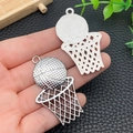 Détail du pendentif basket en argent montrant la texture gaufrée et le design du filet - Basketball et Panier