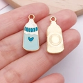 Babyflaschen-Anhänger aus Emaille in Blau und Weiß mit goldener Rückseite für DIY-Schmuck - Blaue Babyherz Milchflasche (22967)