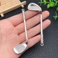 Détails de deux pendentifs club de golf argentés avec texture en arête de poisson et boucle - Club de Golf Argent Antique