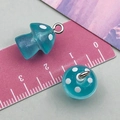 Colgante de hongo de resina azul luminoso con purpurina y lunares blancos para joyería DIY - Seta Luminosa Azul con Brillo