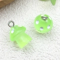 Colgantes de setas en resina verde luminosa con puntos blancos y aros de metal para joyería - Verde