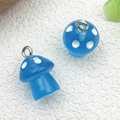 Colgante de hongo de resina azul luminoso con lunares blancos y aro de metal plateado - Seta Luminosa Azul Real Pequeña