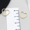 Dettaglio di ciondoli a cuore dorati con righello che mostra la misura di 1,5-1,8 cm - Stile Cuore (T1847) / Oro