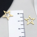 Dettaglio di un ciondolo a stella dorata da 1,5 cm con design traforato su sfondo grigio - Bordo a Stella (T1889) / Oro