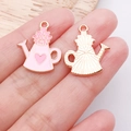 Rosa Herz Gießkanne Anhänger für DIY Schmuckherstellung auf dem Finger gezeigt - Rosa Emaille Herz Gießkanne / 21x18x1mm (25172)