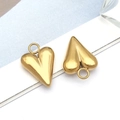 Détails macro de pendentifs en forme de cœur dorés brillants pour création de bijoux - 12x17x4mm