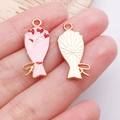 Herz-Blumenstrauß-Anhänger aus Legierung für DIY-Schmuck in der Hand gehalten - Rosa Emaille Herzstrauß / 23.5x10x1mm (25173)