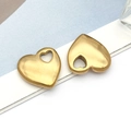 Vue détaillée de pendentifs en forme de cœur dorés avec design évidé pour bijoux - 15x16x4mm