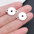 Detail van zilveren gelegeerde tandwielconnectoren voor DIY steampunk sieraden maken - Antiek Zilver Tandwiel Dubbel Gat Verbinding (8025)