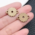 Detailopname van vintage bronzen steampunk tandwielen voor het maken van DIY-sieraden en modellen - Antiek Brons Tandwiel Dubbel Gat Verbinding (8026)