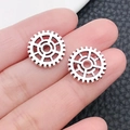 Makro-Detail von silbernen Vintage-Zahnradanhängern für Steampunk-Schmuck und Basteln - Antik Silber Zahnrad (8959)