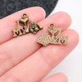 Pendentifs en bronze antique pour chien sur doigt montrant la taille pour bijoux DIY - Style de Chien IMY en Bronze Antique (20571)