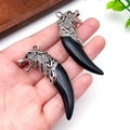 Ciondolo a dente di lupo tribale vintage con cappuccio in argento e resina nera - Stile testa di lupo etnico retrò nero a doppia faccia (24736)
