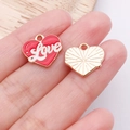 Roter Herzanhänger aus Legierung mit Love-Schriftzug und goldener Metallrückseite - Rote Emaille Love Herz Buchstabe / 14x15x1mm (25184)