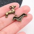 Pendentifs teckel en bronze vintage pour bijoux DIY avec effet de relief détaillé - Style de Chien à Pattes Courtes en Bronze Antique (20576)