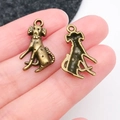 Pendentifs chien en bronze vintage à pois pour la fabrication de bijoux DIY et colliers - Style de Chiot Assis en Bronze Antique (20580)