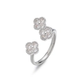 Detail van een verstelbare klaverring met glanzende zirkonia en een verfijnde kralenrand - Zilver Wit Zirkonia Klaver Ring