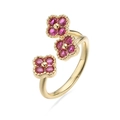 Close-up van verstelbare gouden ring met drie klavertjes vier en paarse kristallen - Goud Rozerood Zirkonia Klaver Ring