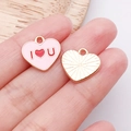 Rosa Emaille Herzanhänger mit I Love U Design auf Fingerspitze zur Größenanzeige - Rosa Emaille Love You Herz Buchstabe / 14x15x1mm (25193)