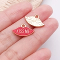 Lippenförmiger Kiss Me Legierungsanhänger in Rot und Gold für DIY Schmuckherstellung - Rote Emaille Kiss Me Lippen / 10x17x1mm (25202)