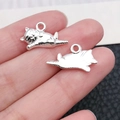 Silberner Katzenanhänger für DIY-Armbänder und Halsketten in kleiner Größe - Handhebende Katze(20642)