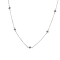 Detalle de collar de trébol plateado con cinco colgantes de circonitas negras incrustadas - Collar Trébol Zirconia Negra Plateado