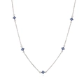 Dettaglio macro della collana d'argento con cinque pendenti a quadrifoglio blu scuro - Collana Quadrifoglio Zirconia Blu Argento
