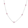 Dettaglio della collana d'argento con cinque ciondoli a fiore in cristallo rosa su catena - Collana Quadrifoglio Oro Bianco con Zirconia Magenta