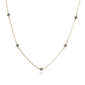 Elegante collar de trébol dorado con cinco dijes de pavé negro en una cadena pulida - Collar Trébol Zirconia Negra Dorado