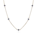 Detalle de un collar dorado con cinco colgantes de trébol en esmalte azul y cuentas finas - Collar Trébol Zirconia Azul Dorado