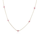 Dettaglio di una collana dorata con cinque ciondoli a quadrifoglio in zircone rosa - Collana Quadrifoglio Oro con Zirconia Magenta