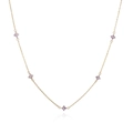 Dettaglio della collana dorata con cinque ciondoli a quadrifoglio in zircone viola - Collana Quadrifoglio Zirconia Viola Oro
