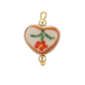 Détail macro d'un pendentif coeur en céramique avec motif floral peint à la main et perles d'or - Style Coeur Fleur Rouge Feuille Verte (A5)