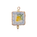 Vue détaillée du pendentif carré en céramique avec citron jaune peint à la main - Style Carré Citron (E2)