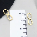 Pendenti simbolo infinito in acciaio dorato mostrati con righello per dimensioni - Simbolo dell'infinito (T1805) / Oro