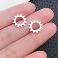 Zilveren steampunk tandwiel oorknopjes met industrieel ontwerp gepresenteerd op de hand - 12mm / Antiek Zilver Rond Tandwiel (6501)