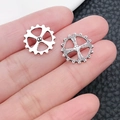 Silberne Punk-Herz-Zahnrad-Anhänger für DIY-Armbänder in der Hand auf Leder - Antik Silber Rundes Kleines Zahnrad (6967)