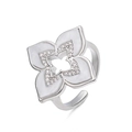 Detalle de anillo ajustable de trébol plateado con nácar blanco y cristales pavé finos - Anillo de Trébol Blanco Platino