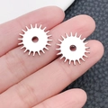 Makro-Detail von silbernen Zahnrad-Anhängern aus Legierung für Steampunk DIY - Antik Silber Rundes Zahnrad (7500)