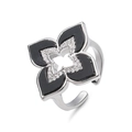 Primer plano de anillo trébol plateado con esmalte negro y microcircones blancos pavé - Anillo de Trébol Negro Platino