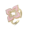 Detalle de anillo trébol rosa con circonitas incrustadas y banda dorada ajustable - Anillo de Trébol Rosa Dorado