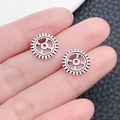 Detail van kleine zilveren vintage legering tandwielen voor DIY steampunk sieraden maken - Antiek Zilver Klein Tandwiel (8000)