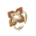 Detalle de anillo trébol dorado con resina marrón e incrustaciones de circonitas - Anillo de Trébol Marrón Dorado