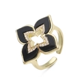 Detalle de un anillo trébol dorado con pétalos de esmalte negro y circonitas brillantes - Anillo de Trébol Negro Dorado