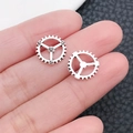 Nahaufnahme kleiner silberner Steampunk-Zahnräder aus Metall für DIY-Schmuck und Handwerk - Antik Silber Zahnrad (8961)